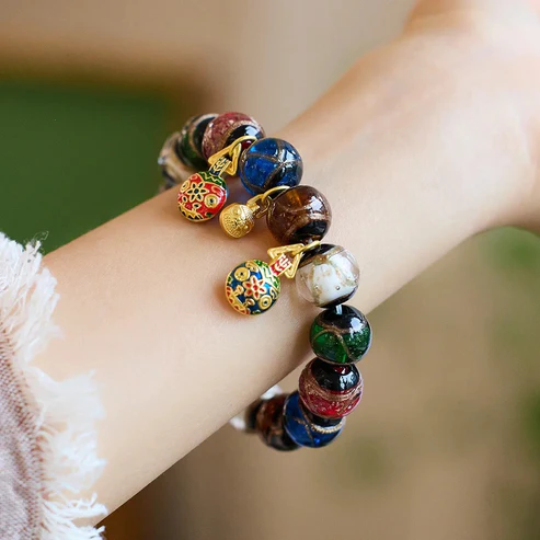 The five-colored crystal attracts the golden beast