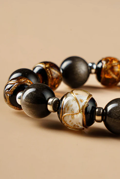 The five-colored crystal attracts the golden beast