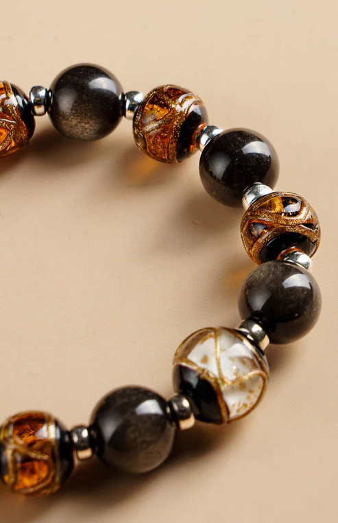 The five-colored crystal attracts the golden beast