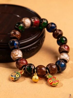 The five-colored crystal attracts the golden beast