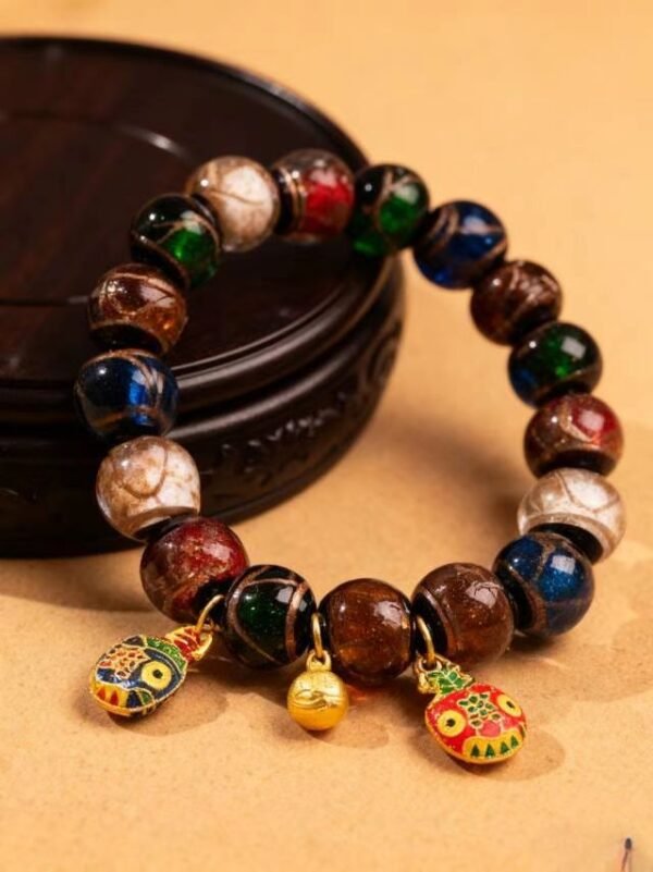 The five-colored crystal attracts the golden beast